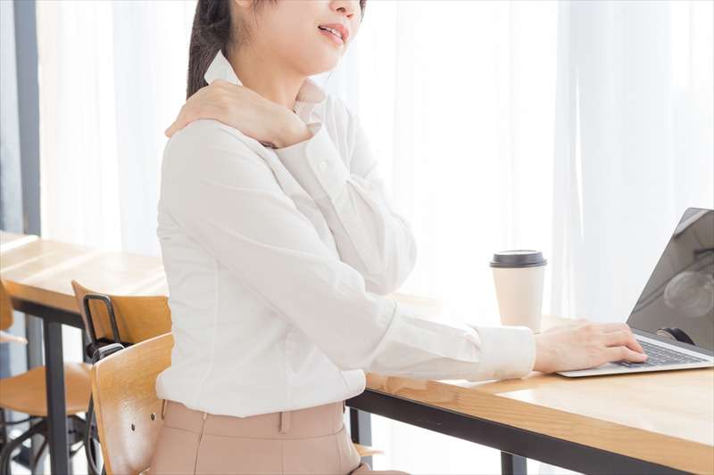 デスクワーク中につらい…交通事故後の首・肩の不調について